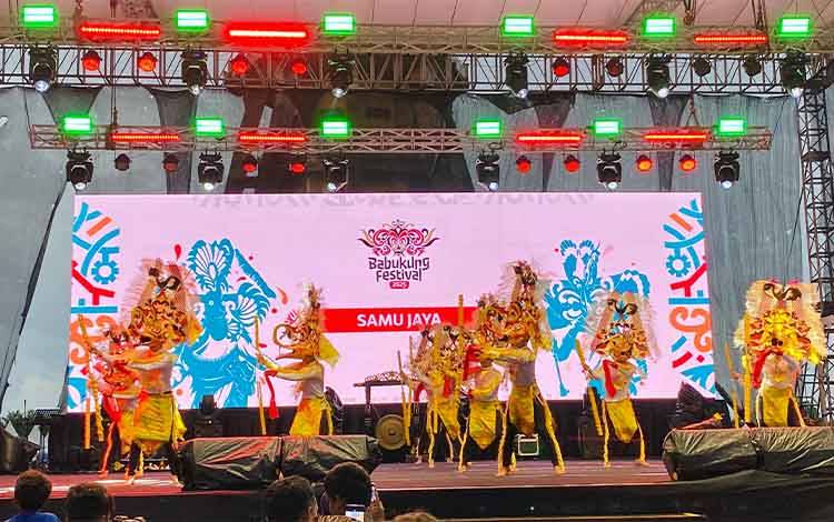 Kreativitas dan Semangat Leluhur Warnai Babukung Festival 2025, Masyarakat Tumpah Ruah di Alun-Alun Nanga Bulik
