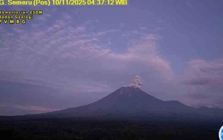 Gunung Semeru Kembali Erupsi dengan Letusan Setinggi 800 Meter di Atas Puncak