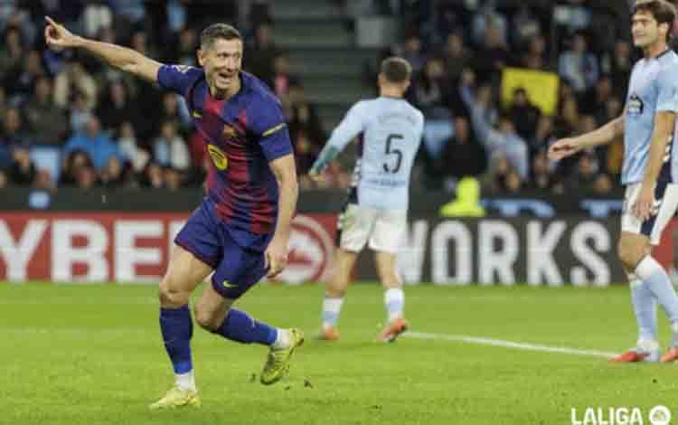 "Hattrick" Lewandowski Bawa Barcelona Pangkas Jarak dari Real Madrid