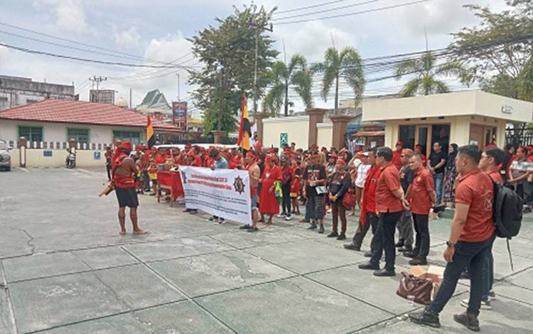 Ratusan Masyarakat Adat Seruyan Geruduk PN Sampit Tuntut Pembebasan 23 Orang Kasus di PT AKPL
