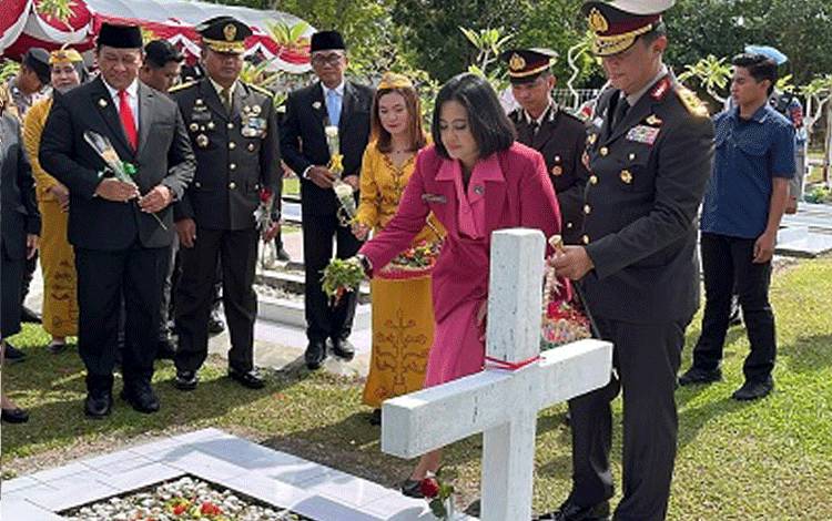 Polda Kalteng Gelar Upacara Hari Pahlawan dan Ziarah ke TMP Sanaman Lampang