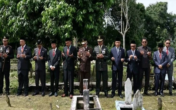 Bupati Lamandau Ziarah ke Makam Pahlawan Usai Upacara Hari Pahlawan