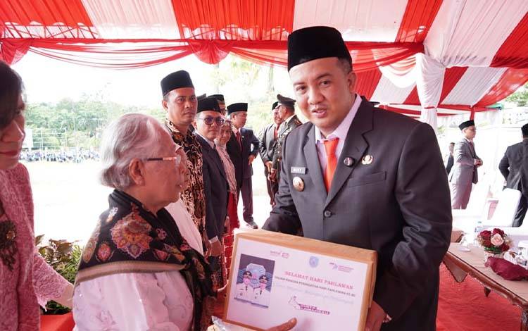 Bupati Lamandau Serahkan Bingkisan dan Tali Asih Kepada Veteran