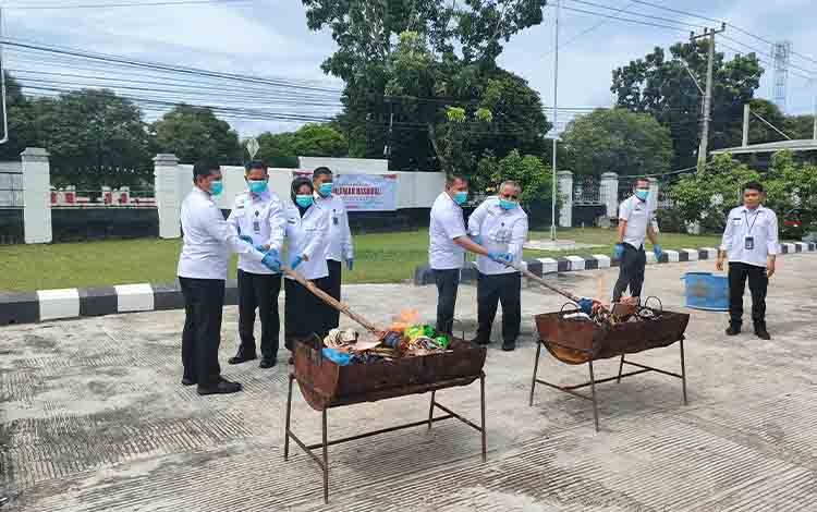 Kakanwil Ditjenpas Kalteng Musnahkan Barang Bukti Hasil Razia