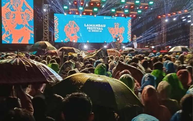 Ribuan Warga Padati Alun-Alun Lamandau Saksikan NDX AKA, Bupati Apresiasi Semangat Kebersamaan