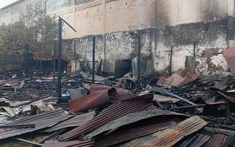 Kebakaran di Kuala Pembuang Hanguskan Rumah dan Barak