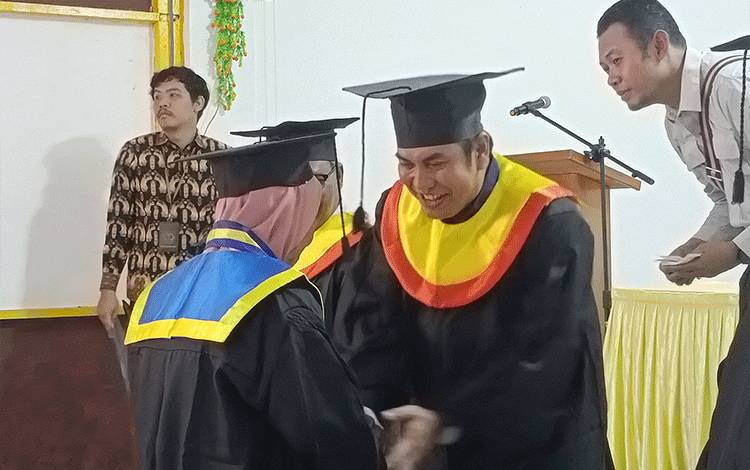 Semangat Tak Kenal Usia, Pulang Pisau Wisudakan Peserta Sekolah Lansia ke Dua