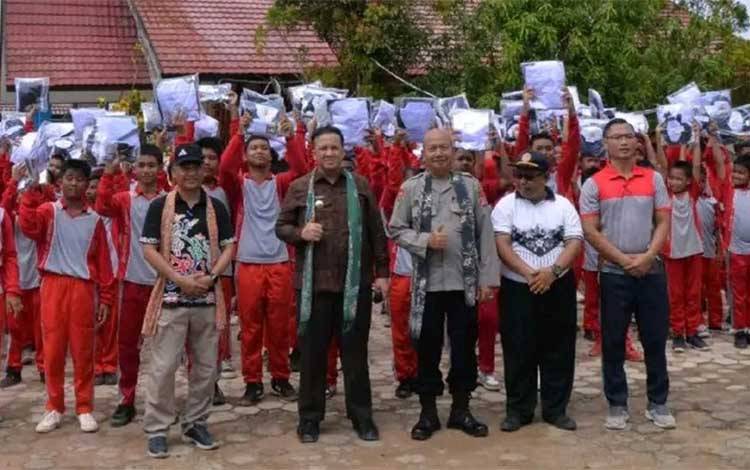 Bupati Lamandau Serahkan Seragam Sekolah untuk Siswa Baru
