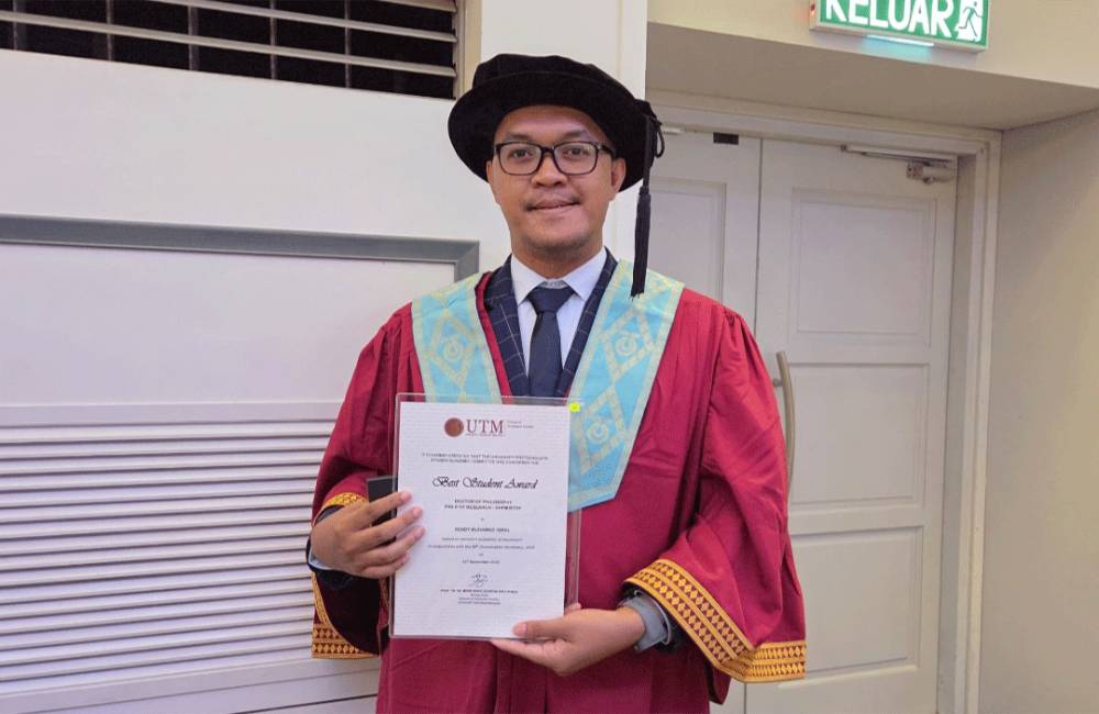 Dosen UPR Asal Sampit Raih Gelar Ph.D dengan IPK Sempurna dari Universiti Teknologi Malaysia