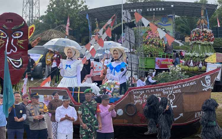 Karnaval HUT ke-19 Desa Sungai Melawen Semarak, Gunungan Hasil Bumi dan Kostum Unik Jadi Sorotan