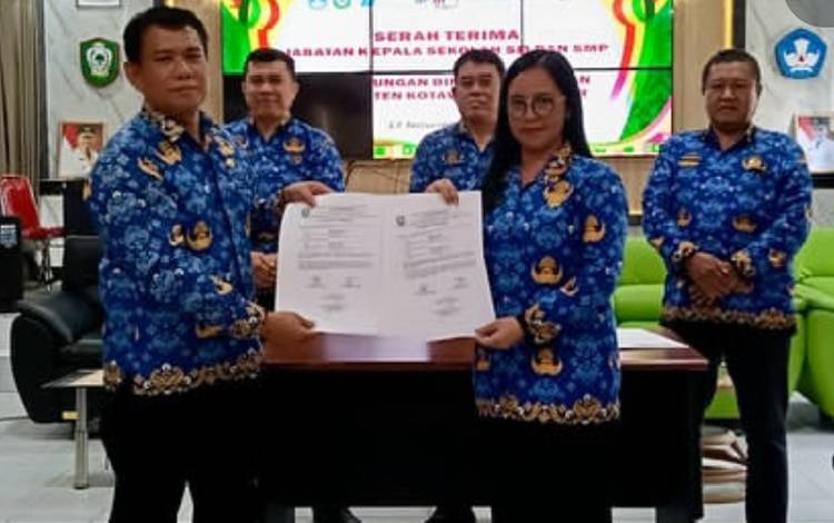 Disdik Kotim Gelar Serah Terima Jabatan Kepala Sekolah SD dan SMP