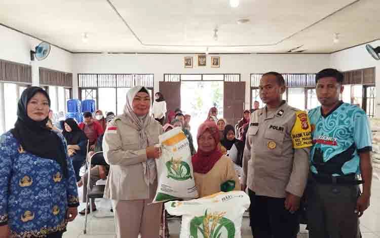 256 Warga Panarung Terima Bantuan Pangan Beras dan Minyak Goreng Disalurkan