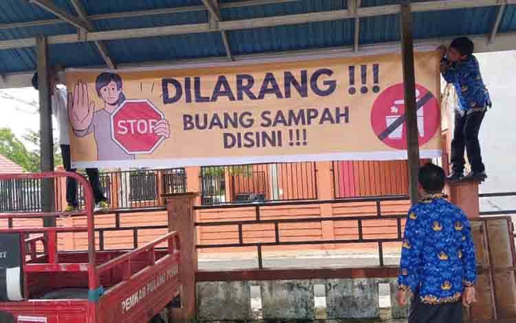 Camat Kahayan Hilir Imbau Warga Tidak Buang Sampah di Halaman Kantor Kecamatan