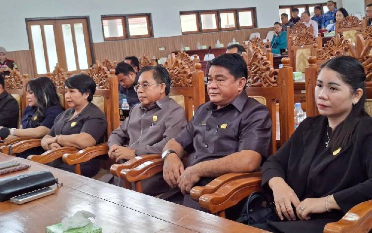 6 Fraksi DPRD Gunung Mas Setuju Raperda RAPBD 2026 Dibahas Lebih Lanjut