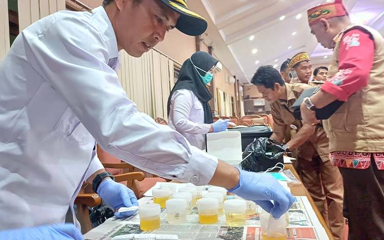 BNNK Kotim Tes Urine Massal di DPRD: Anggota Dewan, Camat, dan Kades Dicek Narkoba