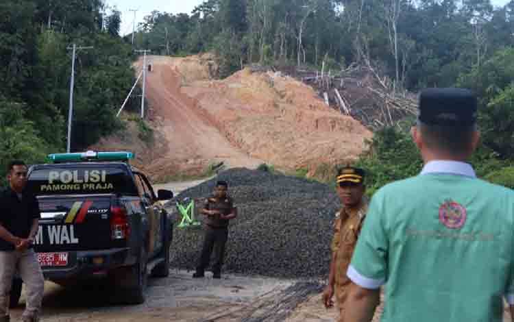 Bupati Gunung Mas Berharap Penanganan Titik Rawan Longsor di Bukit Tambakoi Berjalan Lancar