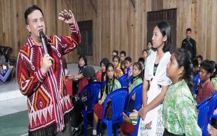 Bupati Lamandau Ajak Siswa Jadi Pemimpin Muda Kreatif, Berikan Beasiswa dan Seragam