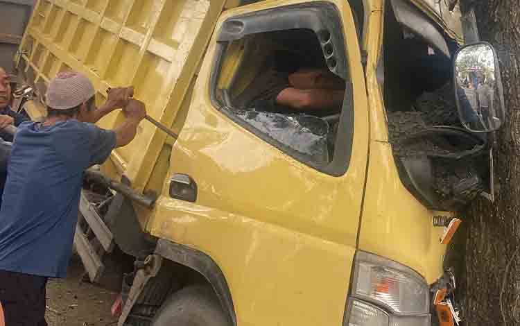 Truk Ringsek Hantam Pohon di Jalan Trans Kalimantan, Sopir Sempat Terjepit