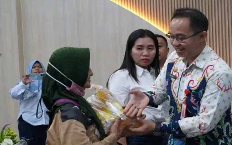 Pemkab Lamandau Salurkan Bantuan Pangan Presiden RI dan Pasar Murah