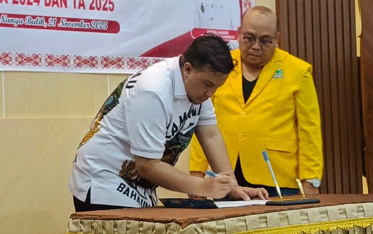 Pemkab Serahkan Bantuan Keuangan Partai Politik di Lamandau yang di Rapel 2 Tahun