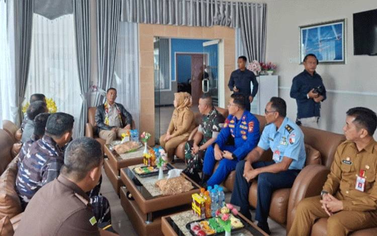 Bupati Kobar Sambut Kedatangan Pangkoarmada RI