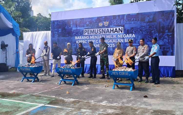 Ratusan Bal Palaian Bekas, Borak, Rokok dan MMEA Illegal Dimusnahkan Bea Cukai Pangkalan Bun