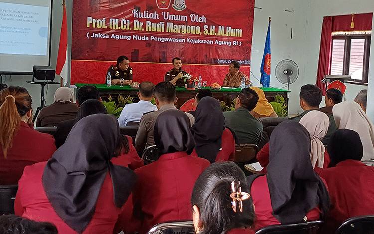 Jaksa Agung Muda Pengawasan Kejagung RI Beri Kuliah Umum di STIH Habaring Hurung Sampit