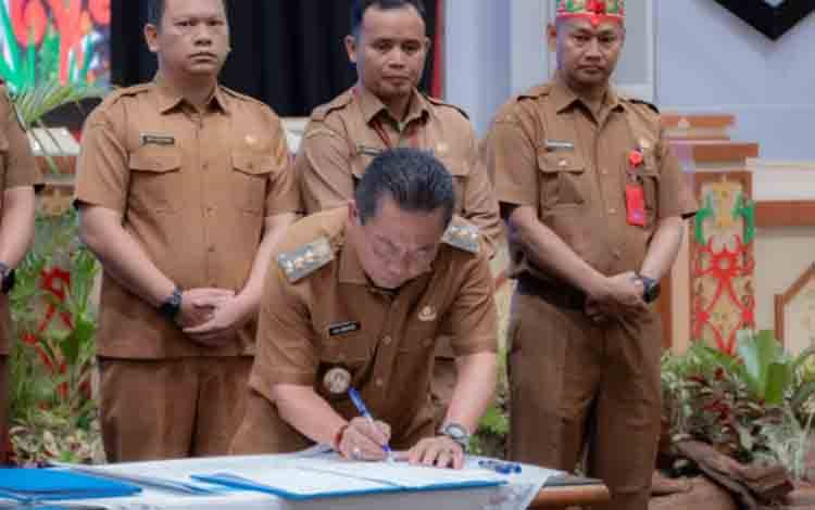 Pemkab Kapuas Tandatangani Komitmen Percepatan Operasional Koperasi Merah Putih