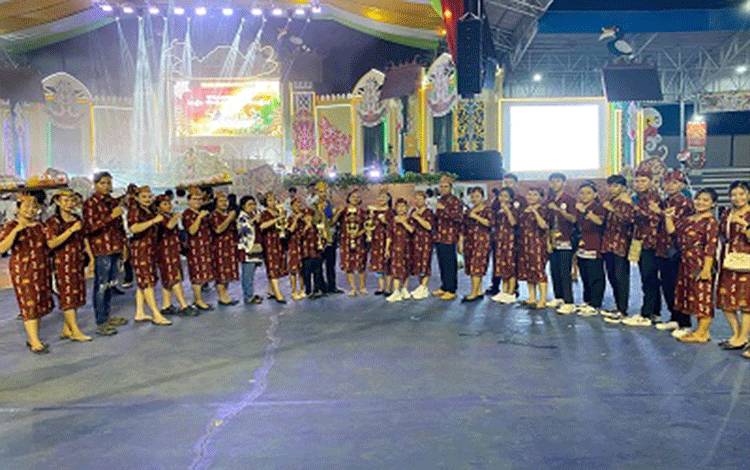 Barito Timur Tunjukkan Dominasi pada Festival Tandak Intan Kaharingan Kalteng 2025