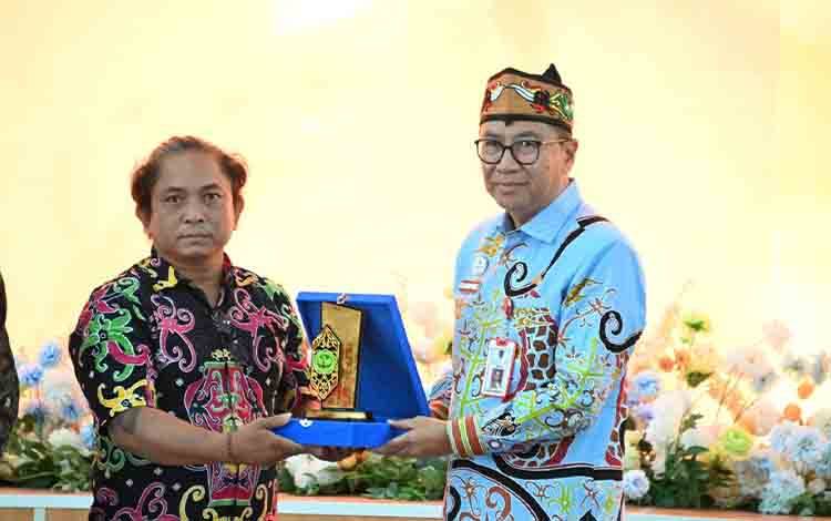 Plt Sekda Serahkan Penghargaan Manggatang Utus untuk Pelopor UPR