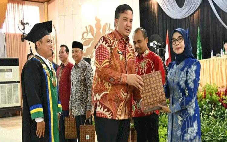 Bupati Lamandau Beri Penghargaan Atas Jasa Pendidikan