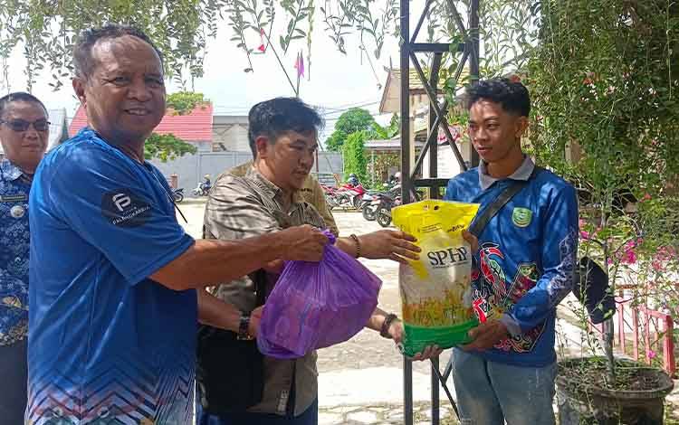 PWI Pulang Pisau dan Ketua DPRD Gelar Baksos untuk Petugas Kebersihan Kahayan Hilir