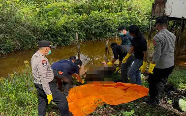 Polres Pulang Pisau Olah TKP atas Penemuan Mayat Pria Tanpa Identitas di Jalan Trans Kalimantan