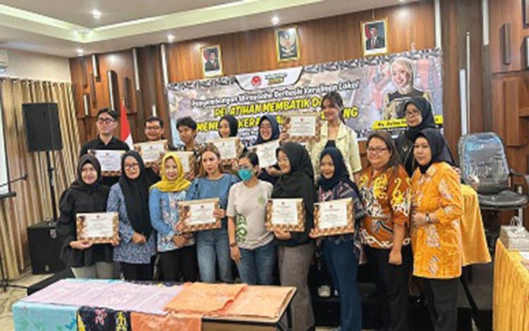 Dekranasda Palangka Raya Dorong Pengrajin Lokal Lewat Pelatihan Membatik dan Pembuatan Lilis Lamiang