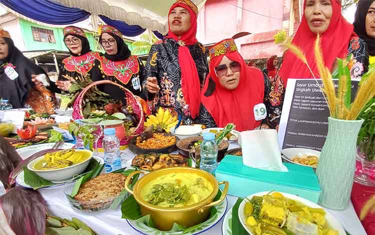 Manjuhu: Memasak Khas Dayak yang Dihidupkan Kembali di Pentas Seni dan Budaya DAD Kotim