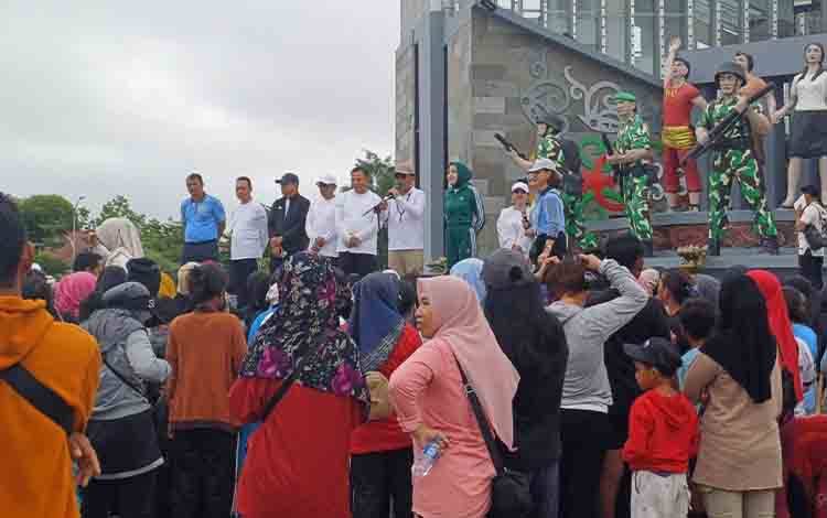 ASN dan Masyarakat Padati Senam Hari Ibu Bersama Gubernur Agustiar