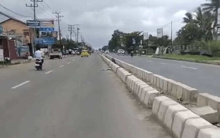 Marka Jalan Baru Buat Putar Balik Capai 1,2 Km di Jalan Poros Batola Dinilai Membahayakan Saat Darurat