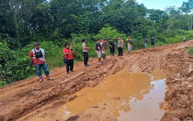 Pemerintah Kecamatan Mentaya Hulu Gandeng Perusahaan Perbaiki Jalan Menuju Desa Tanjung Jariangau