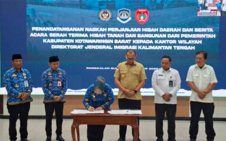 Pemkab Kobar Hibahkan Tanah dan Bangunan untuk Kantor Imigrasi Baru