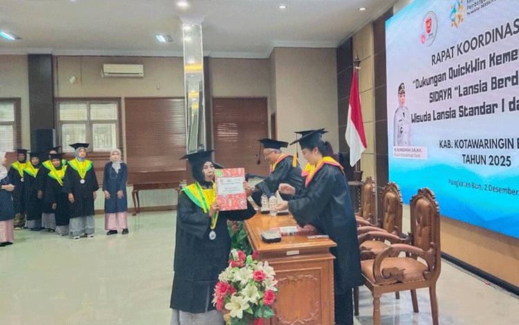 Wakil Bupati Kobar Wisuda Puluhan Lansia SIDAYA, Tegaskan Pentingnya Lansia Sehat dan Mandiri