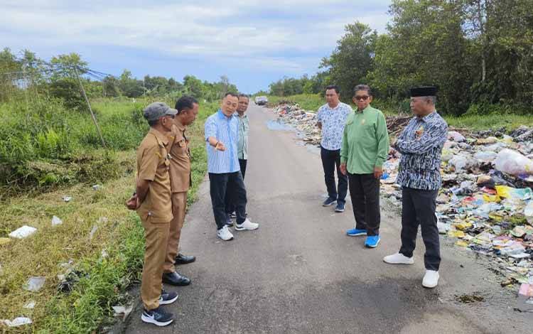 Sidak Tumpukan Sampah di Sawit Raya, Komisi II DPRD Kotim Pastikan Solusi Penanganannya