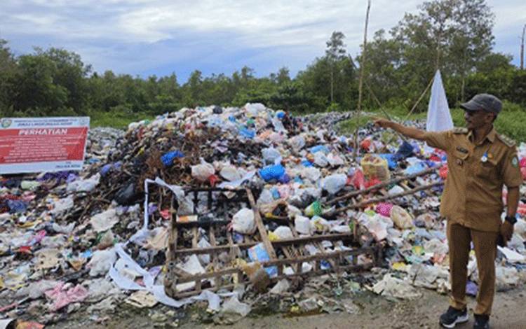 Lurah Pasir Putih Perketat Penjagaan Cegah Oknum Buang Sampah di Jalan Sawit Raya