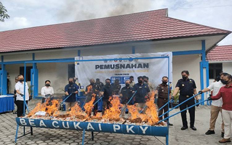 Bea Cukai Palangka Raya Musnahkan Barang Ilegal Senilai Ratusan Juta Rupiah