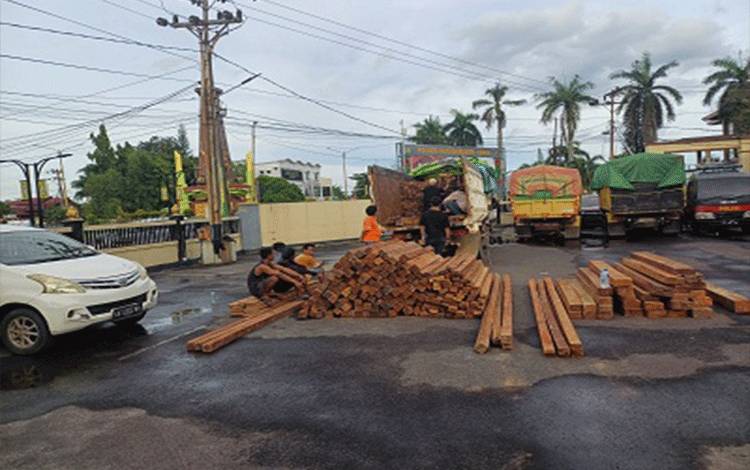 Tiga Truk Bermuatan Kayu Ulin Terjaring Razia Jajaran Polres Kotim