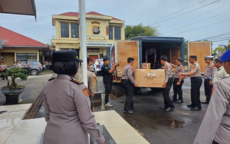 Polres Kotim Kirim Bantuan Untuk Korban Bencana di Pulau Sumatra