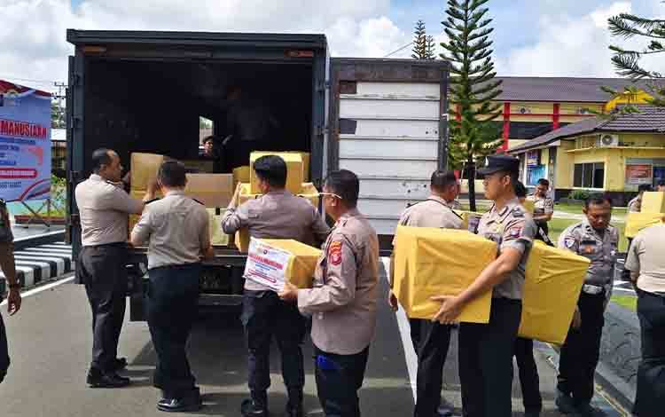 Polres Kapuas Kirim Bantuan Kemanusiaan untuk Korban Bencana di Aceh dan Sumatera
