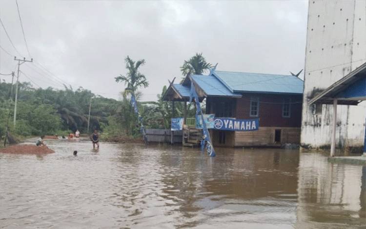Banjir di Desa Tumbang Mujam Meningkat, Aktivitas Warga Mulai Terganggu