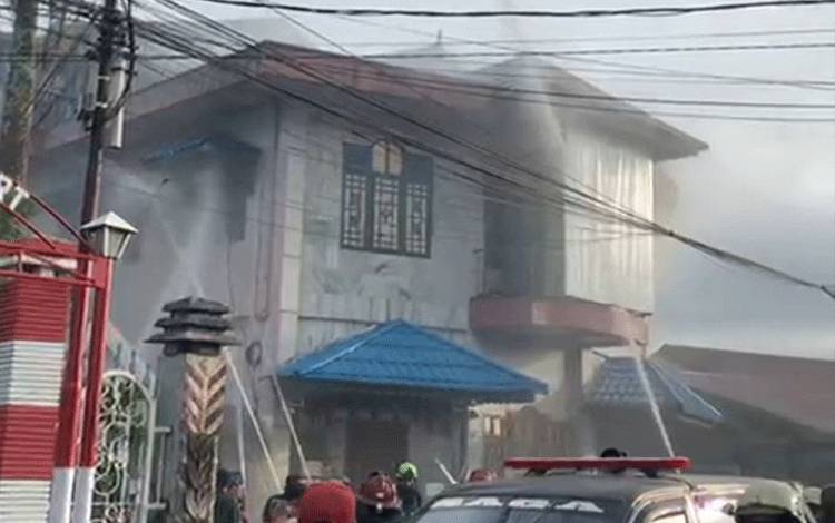 Bangunan Dua Lantai di Jalan Pembangunan II Banjarmasin Terbakar