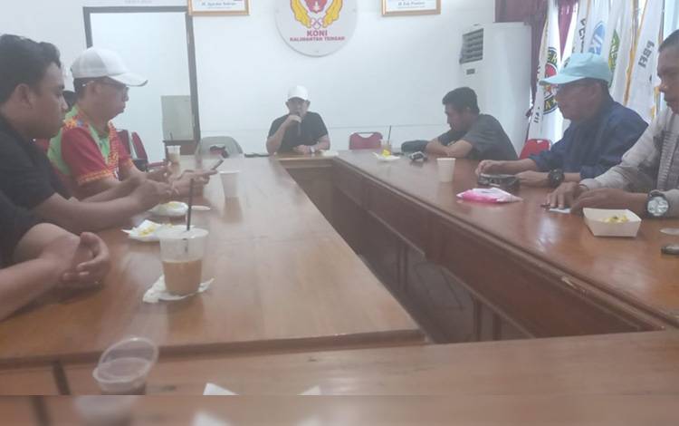 Rapat koordinasi persiapan Open Turnamen Catur Kategori III Nasional Gubernur Cup 2025 di Aula KONI Kalteng, Jumat, 5 Desember 2025. (FOTO: Rakhmat)