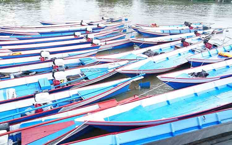 Bupati Lamandau Serahkan 54 Perahu untuk Nelayan